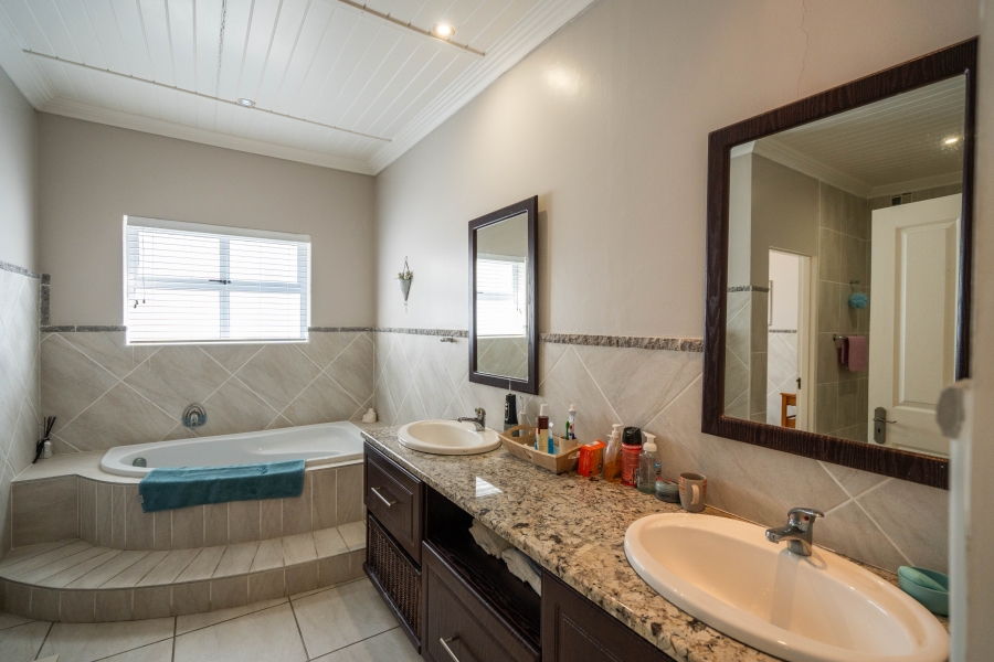 5 Bedroom Property for Sale in Royal Alfred Marina Eastern Cape